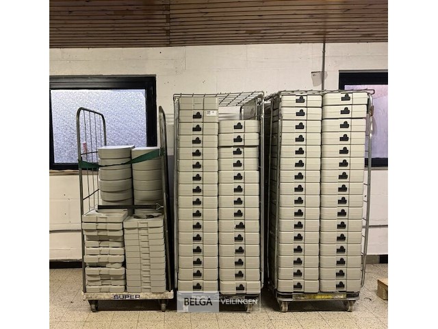 Partij maaltijdboxen in karren ± 130 st - afbeelding 1 van  6