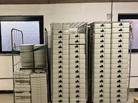 Partij maaltijdboxen in karren ± 130 st