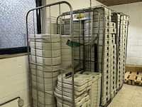 Partij maaltijdboxen in karren ± 130 st - afbeelding 2 van  6