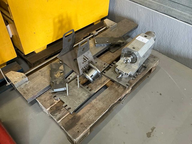 Partij machine onderdelen - afbeelding 1 van  4