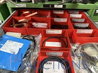 Partij machineonderdelen en veiligheidssignalisatie - afbeelding 5 van  74