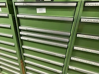 Partij machineonderdelen en veiligheidssignalisatie