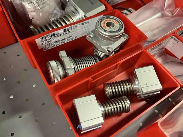 Partij machineonderdelen en veiligheidssignalisatie - afbeelding 17 van  74