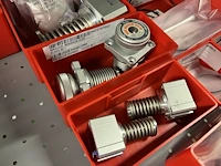 Partij machineonderdelen en veiligheidssignalisatie - afbeelding 17 van  74