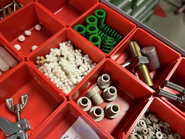 Partij machineonderdelen en veiligheidssignalisatie - afbeelding 27 van  74