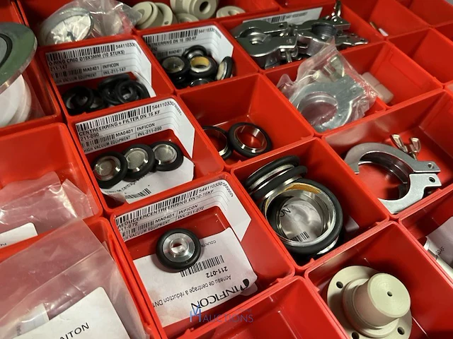 Partij machineonderdelen en veiligheidssignalisatie - afbeelding 28 van  74