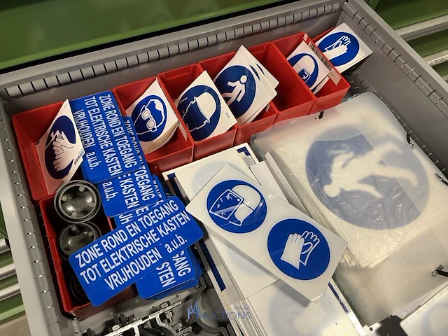Partij machineonderdelen en veiligheidssignalisatie - afbeelding 48 van  74