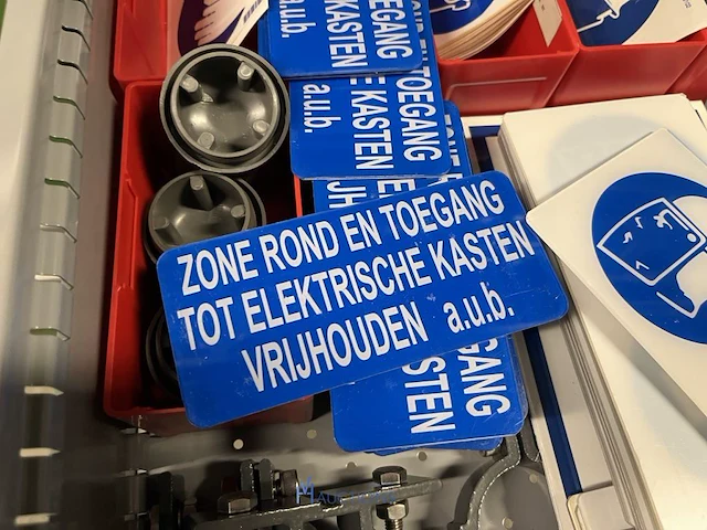 Partij machineonderdelen en veiligheidssignalisatie - afbeelding 49 van  74