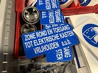 Partij machineonderdelen en veiligheidssignalisatie - afbeelding 49 van  74