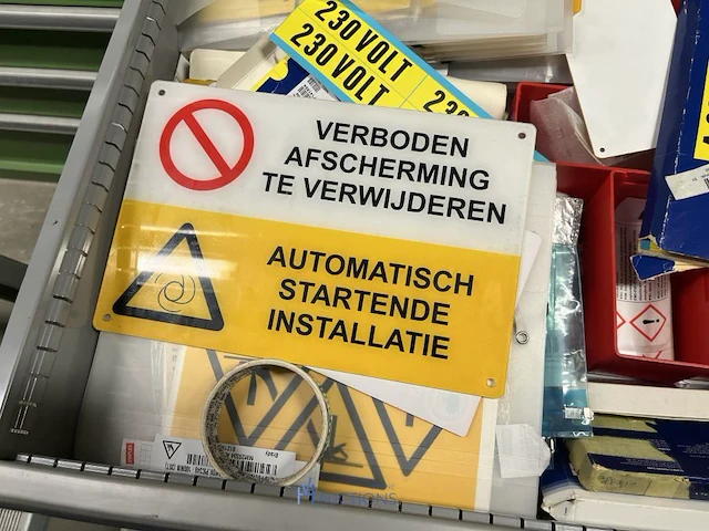 Partij machineonderdelen en veiligheidssignalisatie - afbeelding 52 van  74