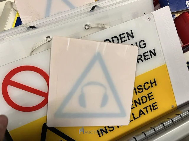 Partij machineonderdelen en veiligheidssignalisatie - afbeelding 53 van  74