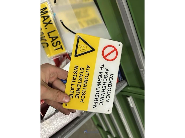 Partij machineonderdelen en veiligheidssignalisatie - afbeelding 55 van  74
