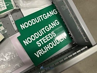 Partij machineonderdelen en veiligheidssignalisatie - afbeelding 60 van  74