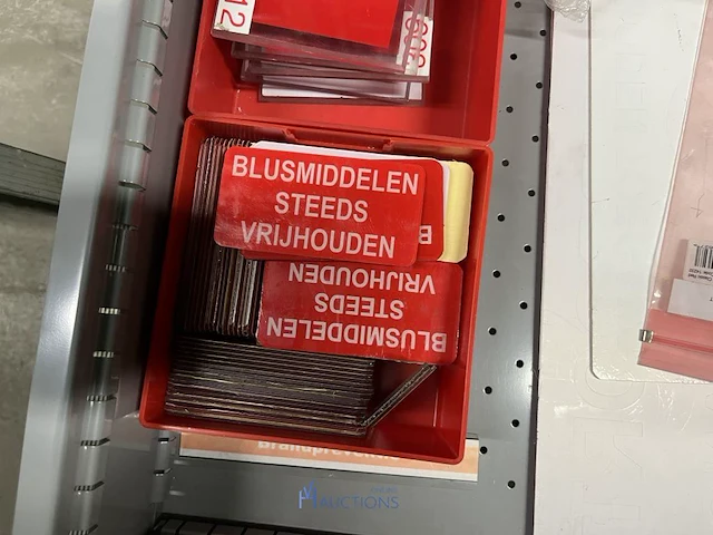 Partij machineonderdelen en veiligheidssignalisatie - afbeelding 64 van  74