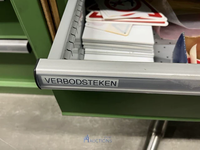 Partij machineonderdelen en veiligheidssignalisatie - afbeelding 66 van  74