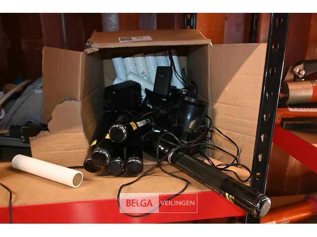 Partij maglite staaflampen met batterijen en laders - afbeelding 1 van  6