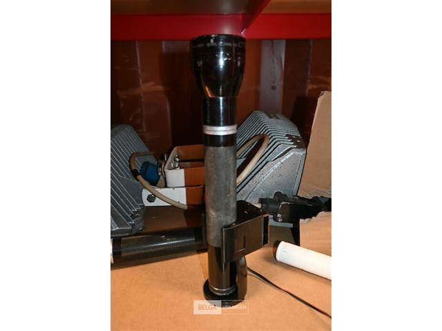 Partij maglite staaflampen met batterijen en laders - afbeelding 2 van  6
