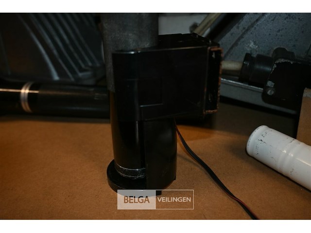 Partij maglite staaflampen met batterijen en laders - afbeelding 3 van  6