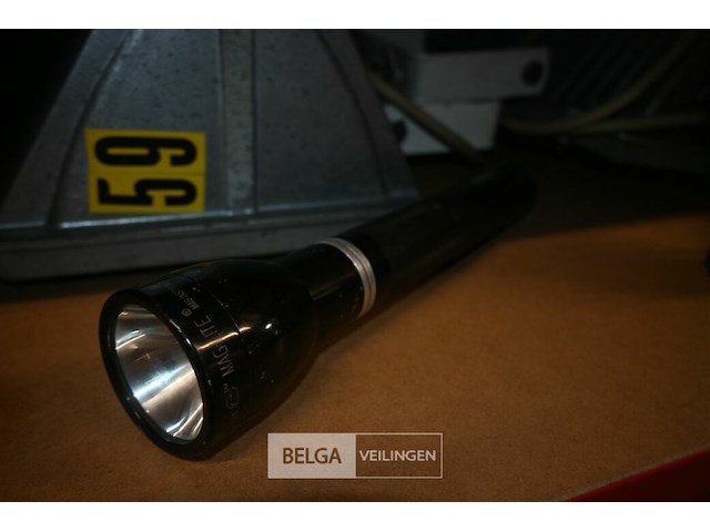 Partij maglite staaflampen met batterijen en laders - afbeelding 4 van  6