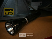 Partij maglite staaflampen met batterijen en laders - afbeelding 4 van  6