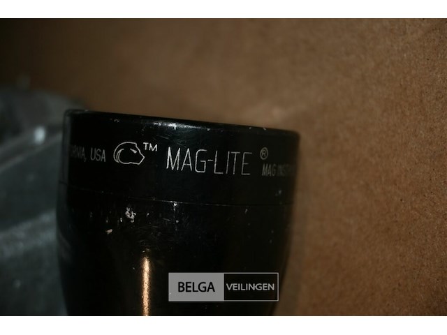 Partij maglite staaflampen met batterijen en laders - afbeelding 5 van  6