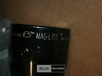 Partij maglite staaflampen met batterijen en laders - afbeelding 5 van  6