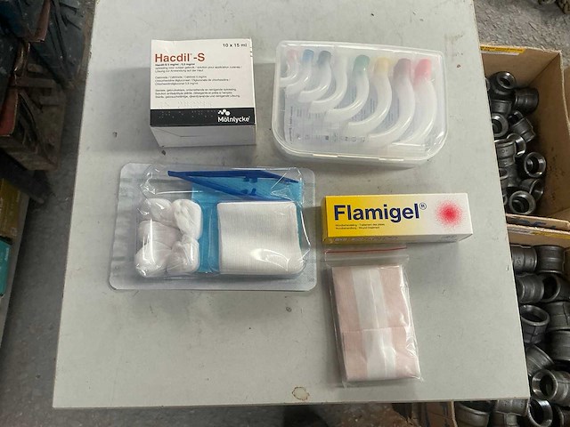 Partij medische benodigdheden - afbeelding 1 van  7