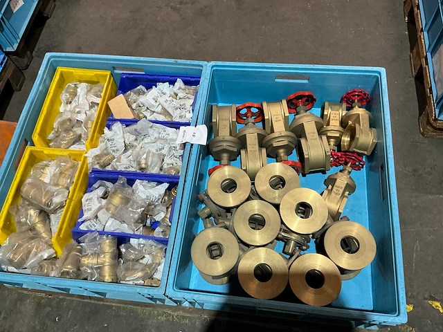 Partij messing afsluiters en fittingmateriaal - afbeelding 1 van  9