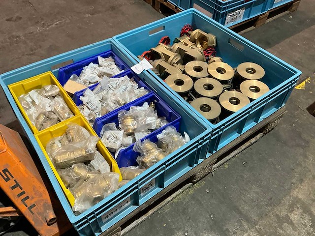 Partij messing afsluiters en fittingmateriaal - afbeelding 2 van  9