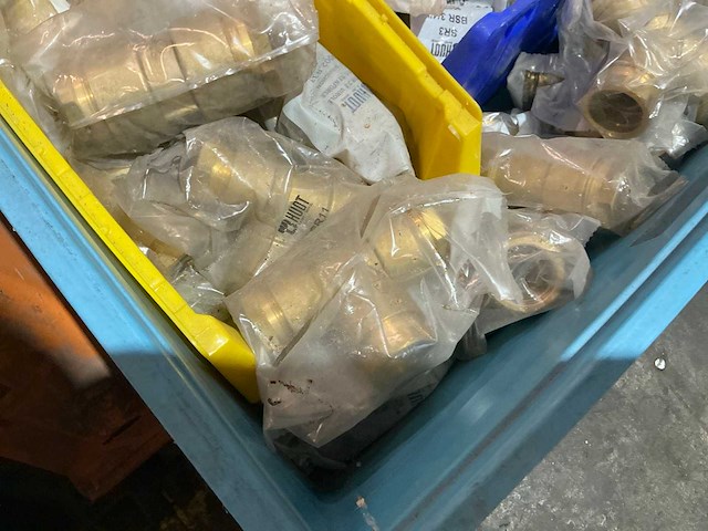 Partij messing afsluiters en fittingmateriaal - afbeelding 3 van  9