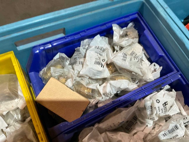 Partij messing afsluiters en fittingmateriaal - afbeelding 8 van  9
