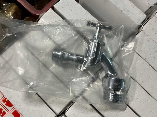 Partij messing afsluiters en fittingmateriaal - afbeelding 1 van  12