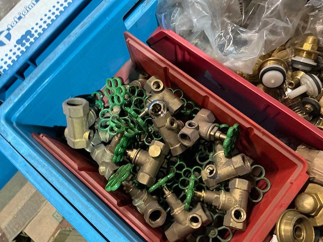 Partij messing afsluiters en fittingmateriaal - afbeelding 2 van  12
