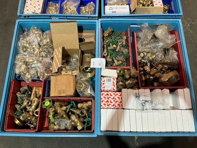 Partij messing afsluiters en fittingmateriaal - afbeelding 6 van  12