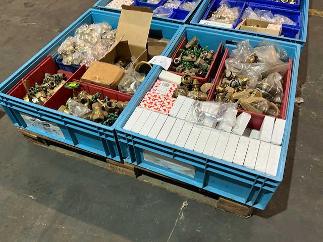 Partij messing afsluiters en fittingmateriaal - afbeelding 7 van  12