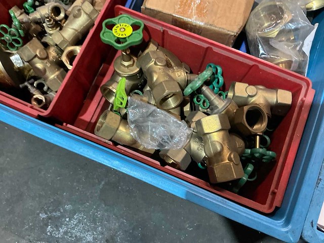 Partij messing afsluiters en fittingmateriaal - afbeelding 8 van  12