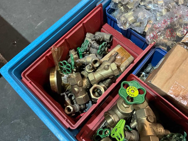 Partij messing afsluiters en fittingmateriaal - afbeelding 9 van  12
