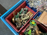 Partij messing afsluiters en fittingmateriaal - afbeelding 9 van  12