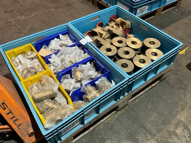 Partij messing afsluiters en fittingmateriaal - afbeelding 2 van  9