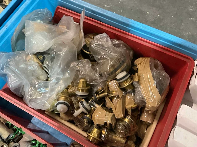 Partij messing afsluiters en fittingmateriaal - afbeelding 3 van  12