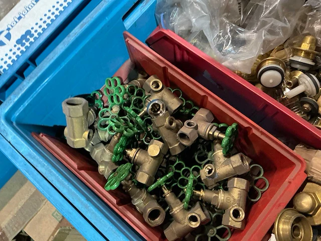 Partij messing afsluiters en fittingmateriaal - afbeelding 4 van  12