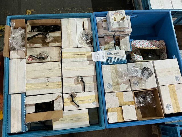 Partij messing afsluiters en installatie materiaal - afbeelding 1 van  10