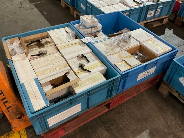 Partij messing afsluiters en installatie materiaal - afbeelding 3 van  10