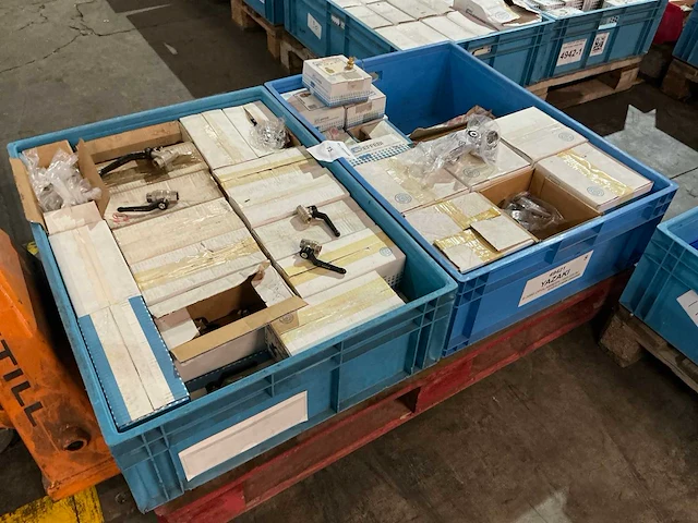 Partij messing afsluiters en installatie materiaal - afbeelding 3 van  10