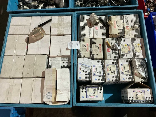Partij messing afsluiters - afbeelding 1 van  9