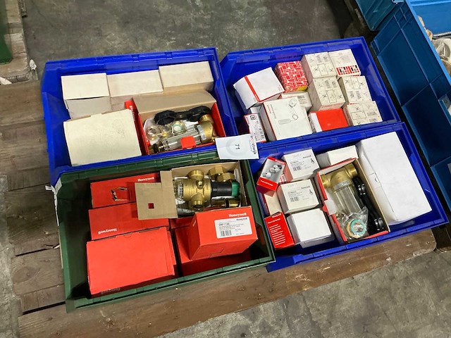 Partij messing cv-installatie materiaal - afbeelding 1 van  13