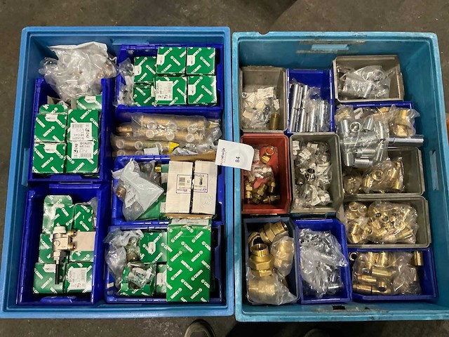 Partij messing cv-installatie materiaal - afbeelding 1 van  17