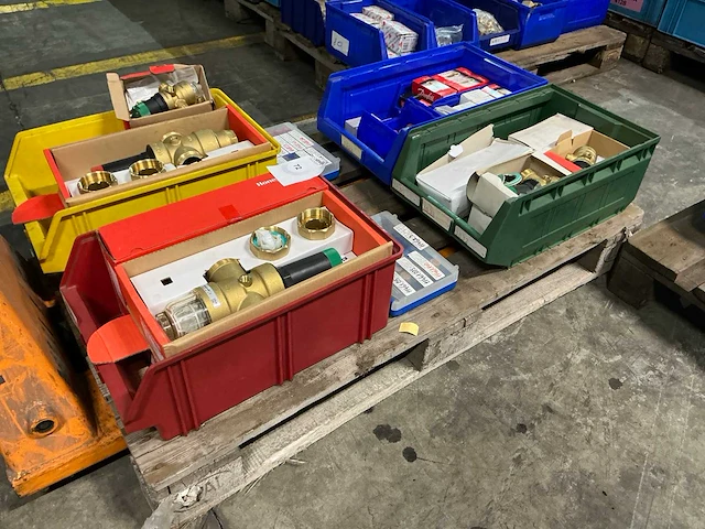 Partij messing cv-installatie materiaal - afbeelding 3 van  10