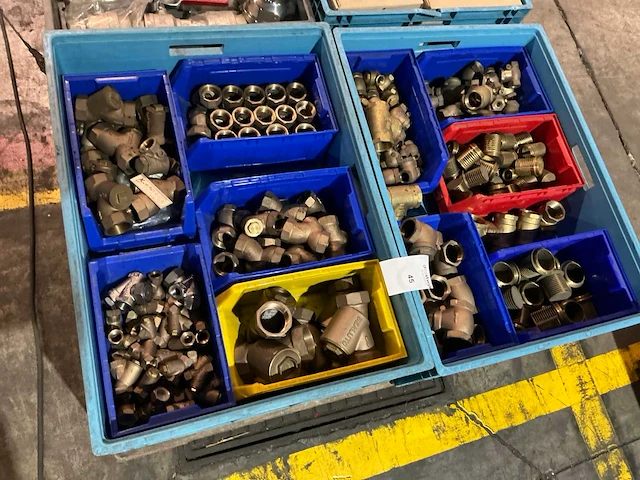 Partij messing fittingmateriaal - afbeelding 1 van  9