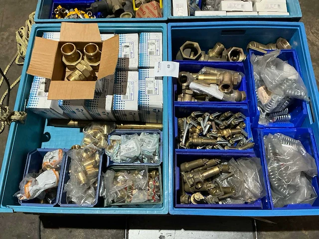 Partij messing installatie materiaal - afbeelding 1 van  10